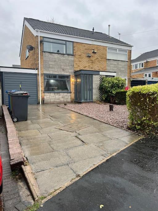Tudor House - 6 Guests -Off Street Parking -Quiet Location - Secure Garden Wigan Exterior photo
